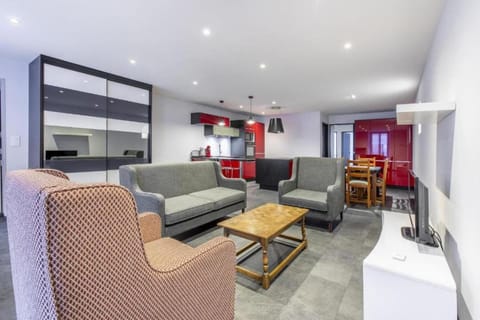 TV and multimedia, Kitchen or kitchenette, Living room, Seating area