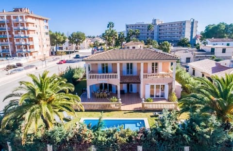 Property building, Day, Neighbourhood, Natural landscape, Bird's eye view, Garden, City view, Garden view, Pool view, Street view, Swimming pool, Location, Parking