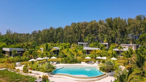 Property building, Day, Natural landscape, Bird's eye view, Garden, Beach, Garden view, Pool view, Swimming pool, sunbed