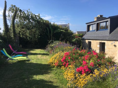 Property building, Day, Garden, Garden view, sunbed