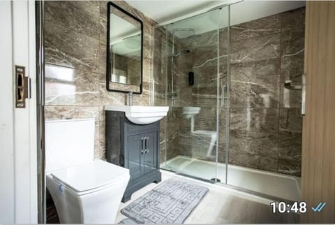 Cruise Cruise Cribs - BERESFORD Apartment in Stoke-on-Trent