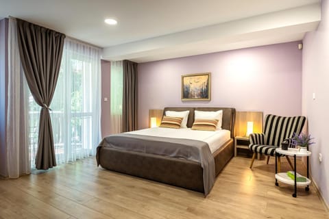 Bed, Photo of the whole room, Seating area, Bedroom