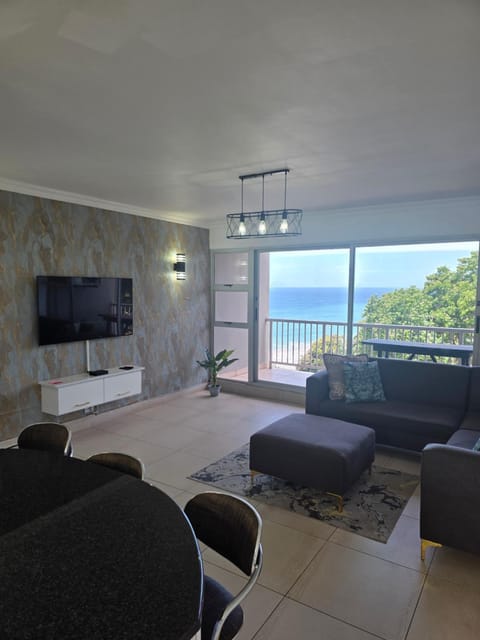 Natural landscape, TV and multimedia, Living room, Seating area, Evening entertainment, Sea view