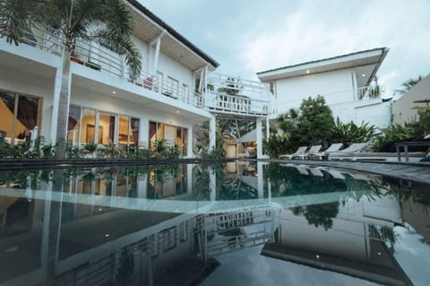 Property building, Swimming pool, Swimming pool