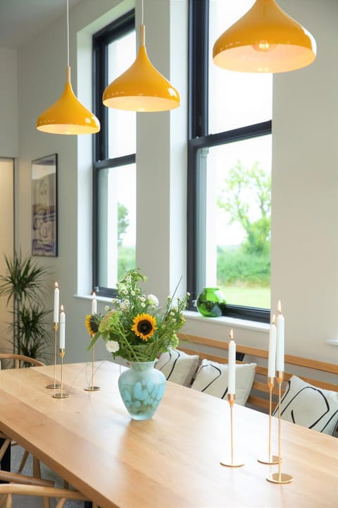 Seating area, Dining area