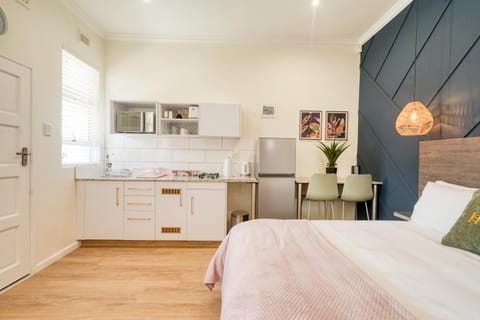 Bed, Kitchen or kitchenette, Photo of the whole room, Bedroom, minibar, air conditioner