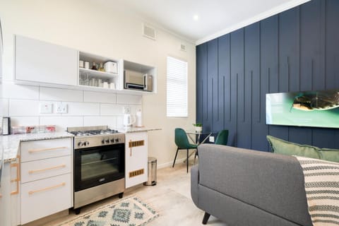 Kitchen or kitchenette, Seating area, Dining area, minibar, stove, toaster