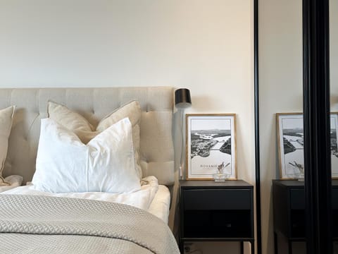 Bed, Photo of the whole room, Decorative detail, Bedroom