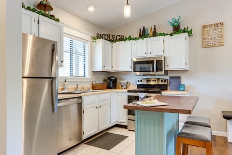 Walk to Pool and Lake Cozy Osage Beach Condo Apartment in Osage Beach