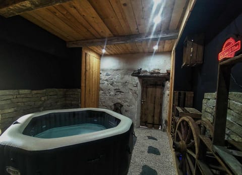 LE MAZOT-SPA HIVER ET ETE-Piscine-Proche lac-Charme-Détente Apartment in Doussard