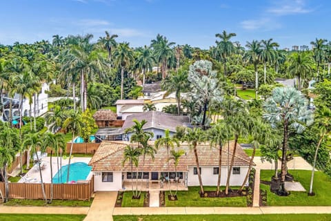 Property building, Natural landscape, Bird's eye view, Pool view, Swimming pool, sunbed