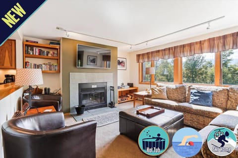 View (from property/room), Living room, Mountain view