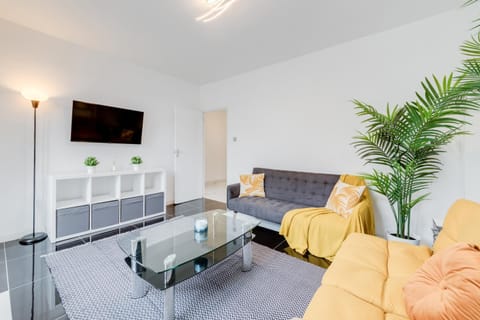 TV and multimedia, Living room, Seating area, Evening entertainment