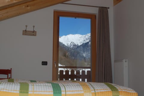 Day, Photo of the whole room, Mountain view