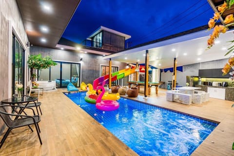 Living room, Seating area, Evening entertainment, Pool view, Swimming pool, sunbed