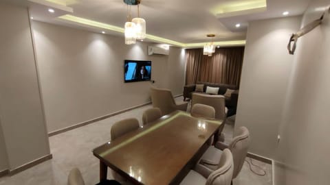 Communal lounge/ TV room, TV and multimedia, Dining area, air conditioner