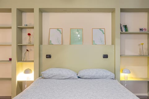 Appartamento Aleph with private parking, next train station Apartment in Como