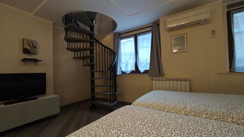 Appartamento Aleph with private parking, next train station Apartment in Como