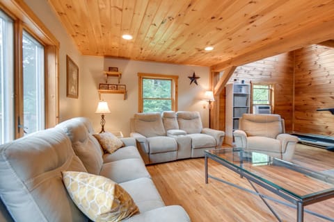 Meredith Home with Deck 6 Mi to Lake Winnipesaukee! House in Meredith