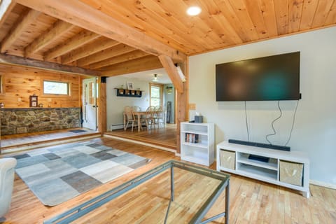 Meredith Home with Deck 6 Mi to Lake Winnipesaukee! House in Meredith