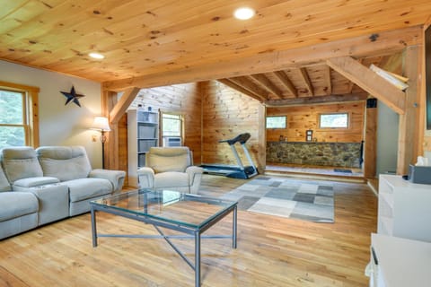 Meredith Home with Deck 6 Mi to Lake Winnipesaukee! House in Meredith