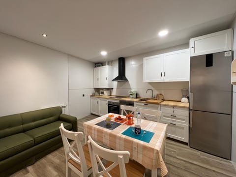 Kitchen or kitchenette, Food and drinks, Dining area, Food, minibar, pet friendly, stove