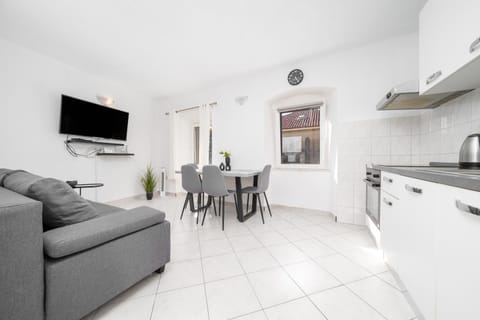 TV and multimedia, Kitchen or kitchenette, Living room, Seating area, Dining area