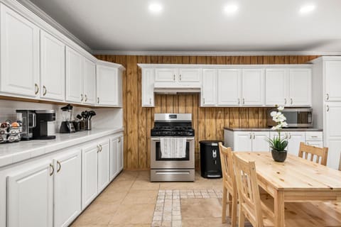 Coffee/tea facilities, Kitchen or kitchenette, Dining area, minibar, pet friendly, stove, toaster