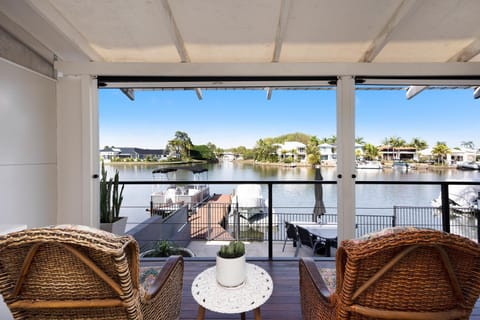 Patio, View (from property/room), Balcony/Terrace, Seating area, River view