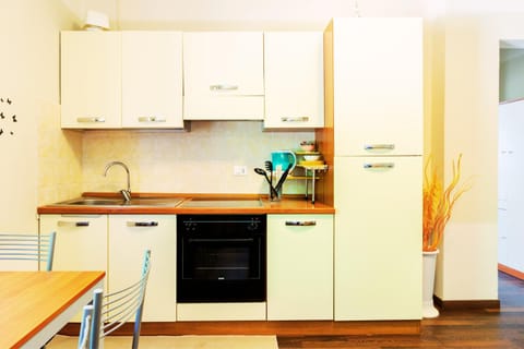 Kitchen or kitchenette, Dining area, oven, stove