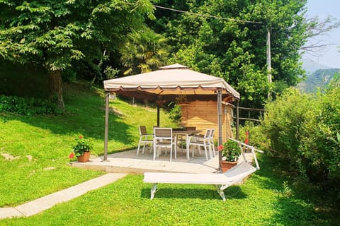 Patio, Day, Natural landscape, Garden, Dining area, Garden view