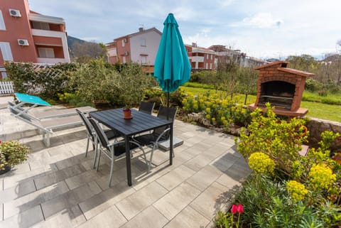 BBQ facilities, Garden, Seating area
