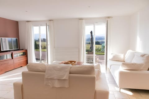 Communal lounge/ TV room, TV and multimedia, Living room, Mountain view