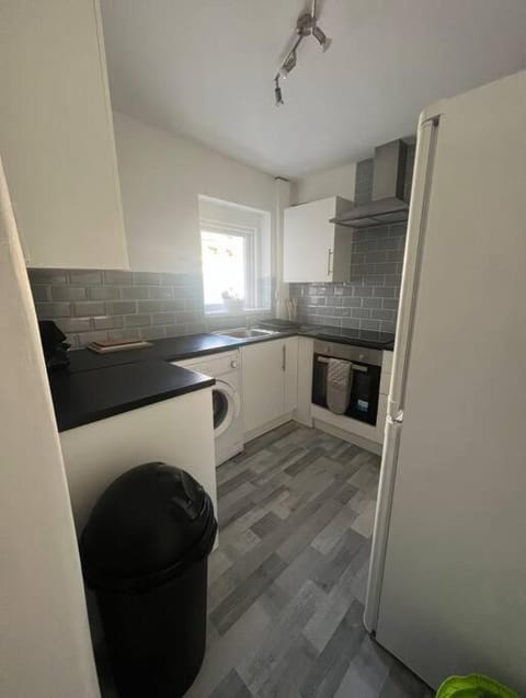 spacious 3 bed - EFC stays House in Liverpool
