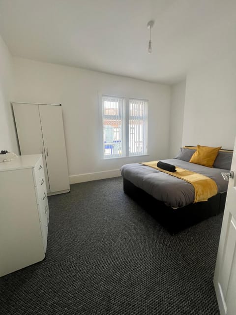 spacious 3 bed - EFC stays House in Liverpool