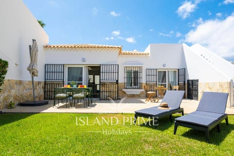 Garden, Seating area, Dining area, Garden view, sunbed
