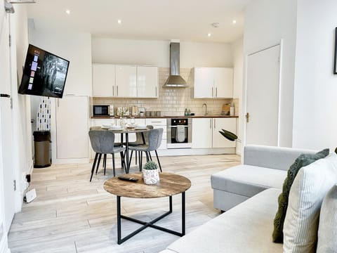 TV and multimedia, Living room, Seating area, Dining area, internet, kitchen