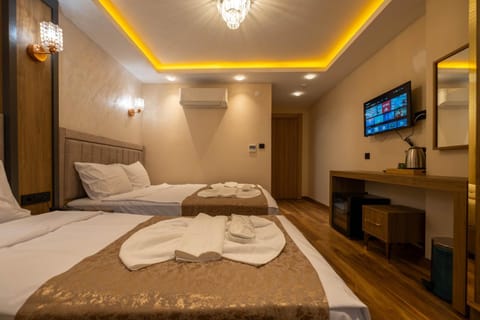 Bed, TV and multimedia, Photo of the whole room, Bedroom, towels