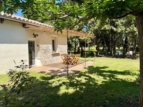 Maisonnette avec petite forêt House in Valréas