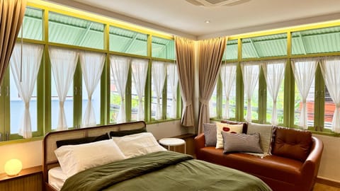 Bed, Seating area, Bedroom