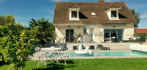 Property building, Day, Garden, Garden view, Pool view, sunbed