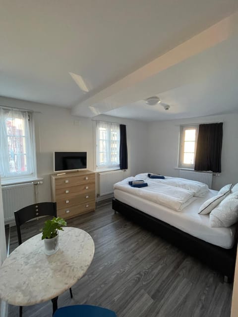 Bed, TV and multimedia, Photo of the whole room, Seating area, Bedroom, wardrobe