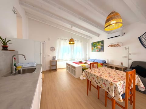 Bed, Kitchen or kitchenette, Living room, Seating area, Dining area, Bedroom, air conditioner