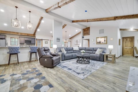 Living room, Seating area, Family