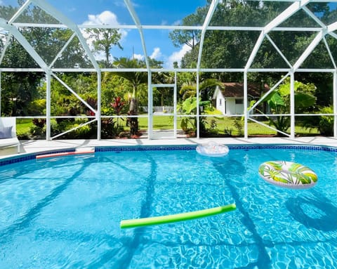 Spring, Day, Garden, Garden view, Pool view, Swimming pool, sunbed