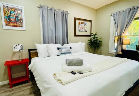 Artists Bungalow ARCADE King Beds near the beat House in Sacramento