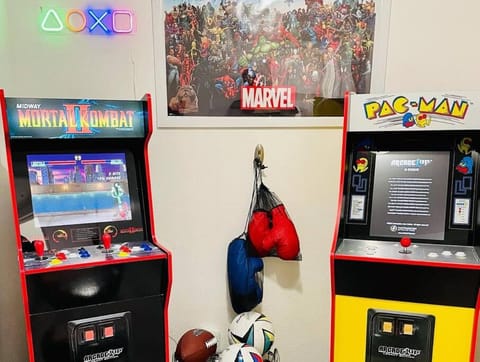 Artists Bungalow ARCADE King Beds near the beat House in Sacramento