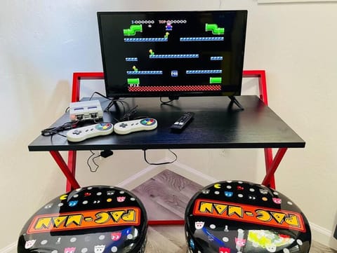 Artists Bungalow ARCADE King Beds near the beat House in Sacramento