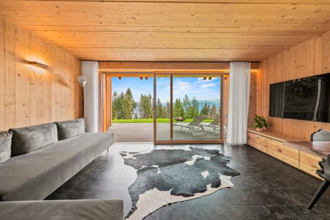 Communal lounge/ TV room, TV and multimedia, Living room, Seating area