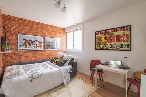 Bed, Living room, Bedroom